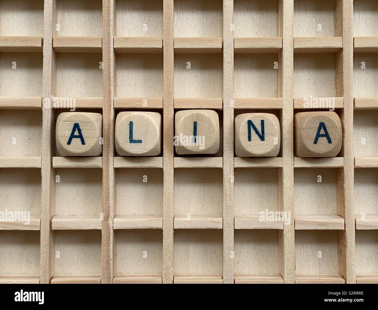 Alina, weiblichen Vornamen besteht aus Holz Würfel Würfel Buchstaben Stockfoto