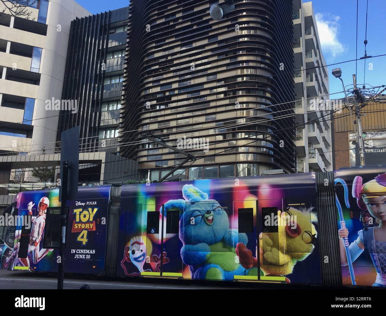 Während der viktorianischen Schulferien, eine Straßenbahn zeigt eine lebendige Disney Pixar Toy Story 4 Film Werbung während der Fahrt entlang der Commercial Road, South Yarra im Herzen der Stadt Melbourne. Stockfoto