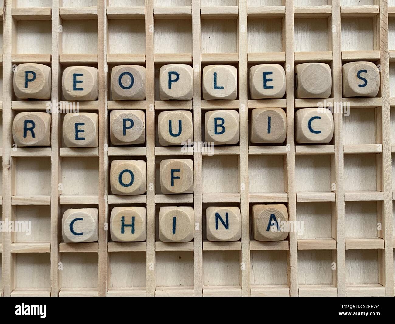 Die Volksrepublik China, Land Name besteht aus Holz Würfel Würfel Buchstaben Stockfoto