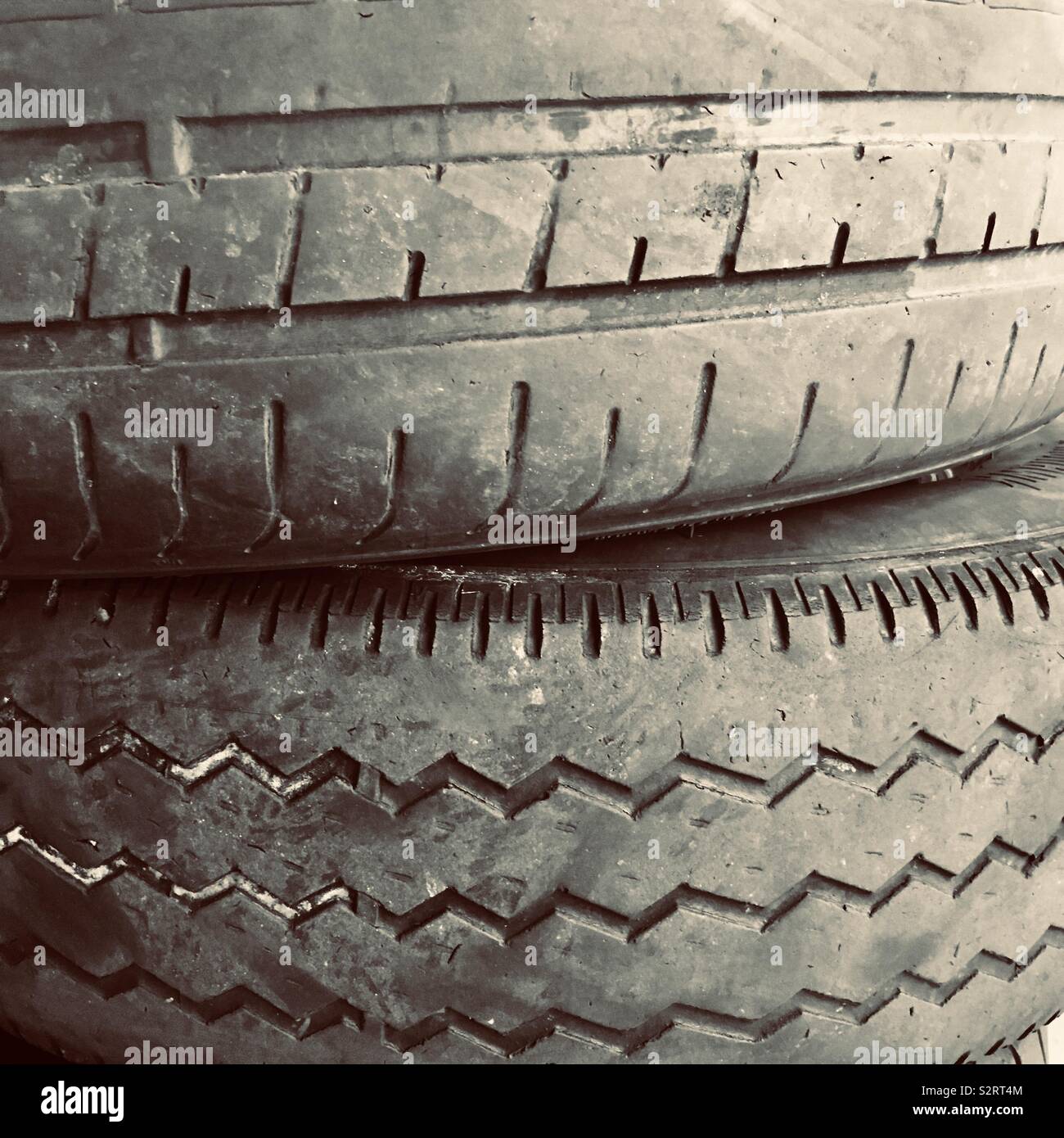 Zwei alten, abgenutzten Reifen übereinander gestapelt, mit den abgefahrenen Lauffläche Stockfoto