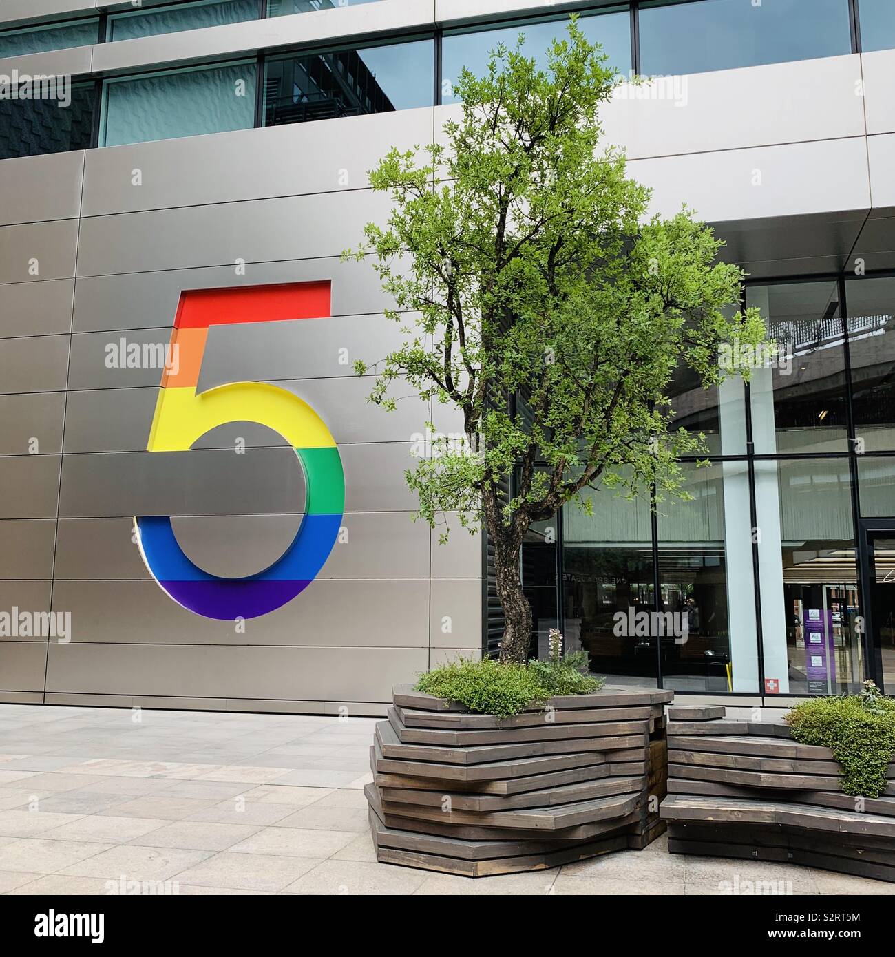 London, Großbritannien - 6. Juli 2019: 5 Broadgate Kreis, Stadt London. Rainbow 5 für Stolz. Stockfoto