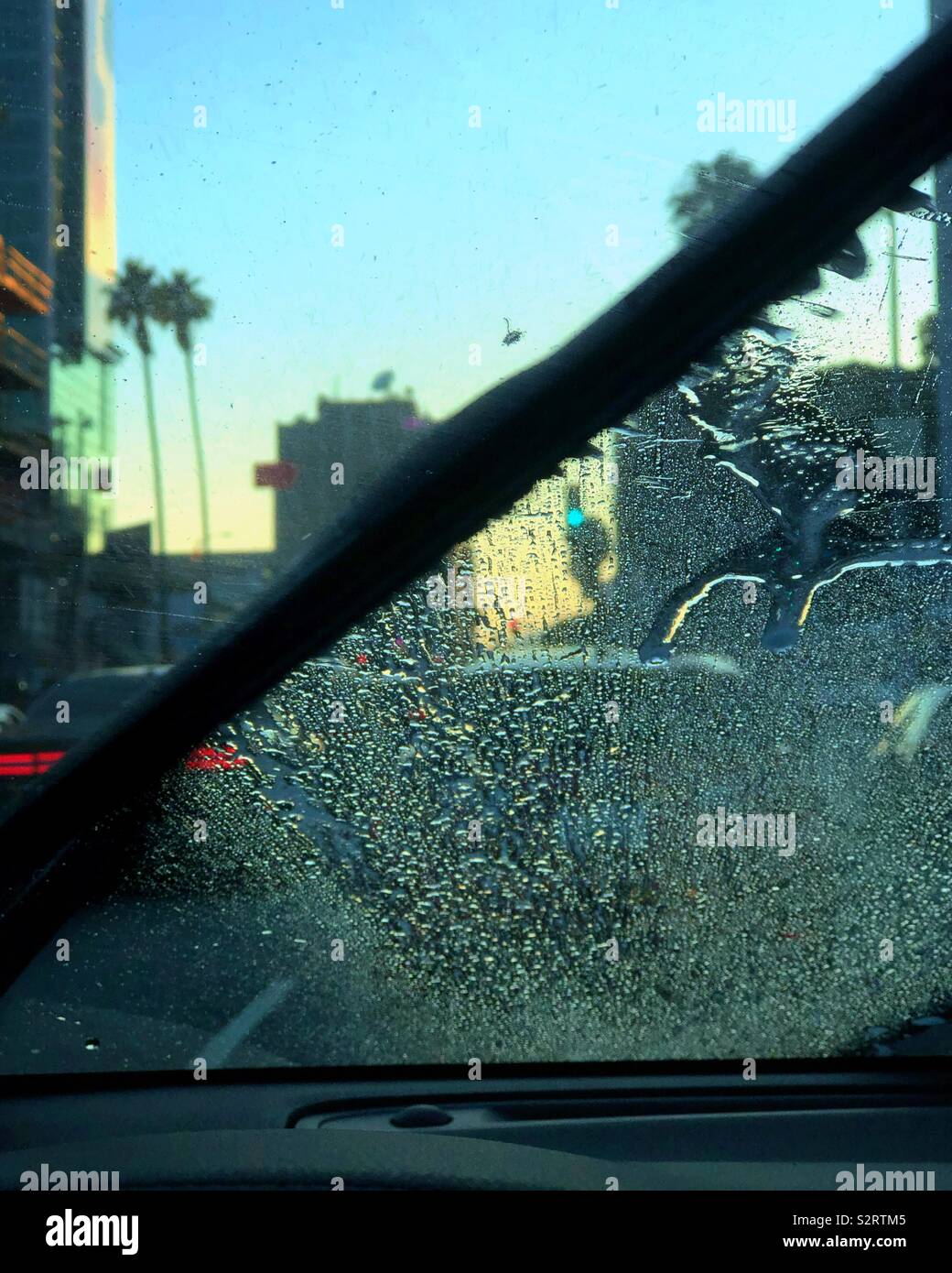 Die Reinigung der Windschutzscheibe, während durch Hollywood bei Sonnenuntergang fahren. Stockfoto