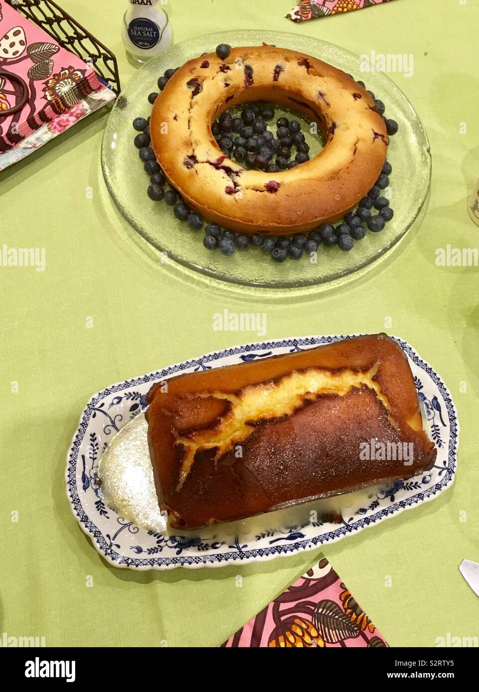 Hausgemachte Heidelbeerkuchen und Zitrone Sirup Kuchen. Stockfoto