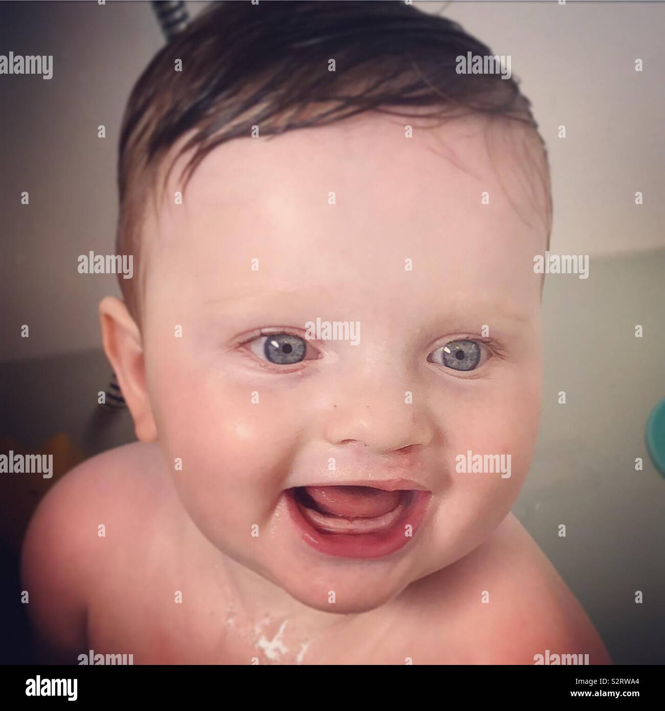 Baby Junge lächelnd in die Badewanne Stockfoto
