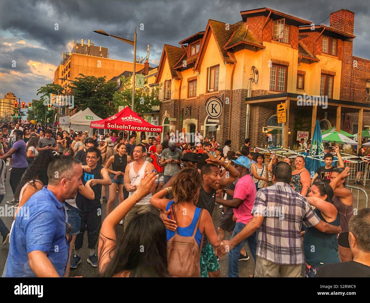 Menschen tanzen Casino Rueda an einer im Lateinischen Cultural Festival in Toronto, Ontario, Kanada. - Smartphone-aufgenommenes Stockfoto