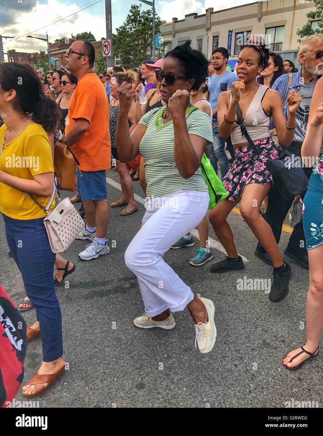 Die Leute tanzen und Spaß an einer im Festival in Toronto, Ontario, Kanada. - Smartphone-aufgenommenes Stockfoto