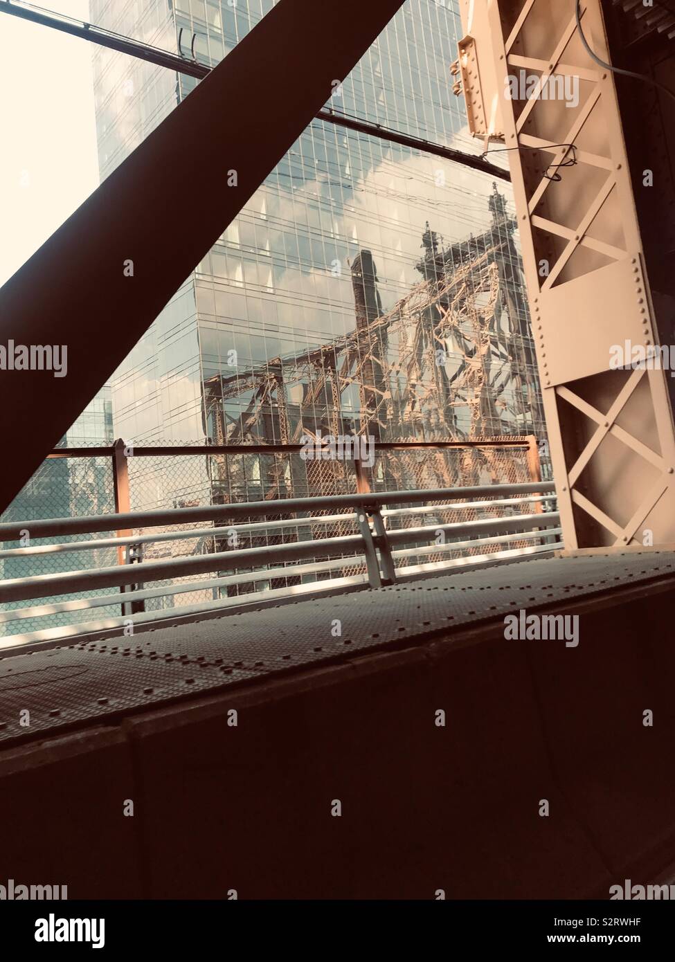 Reflexionen. 59Th Street Bridge, New York City Stockfoto