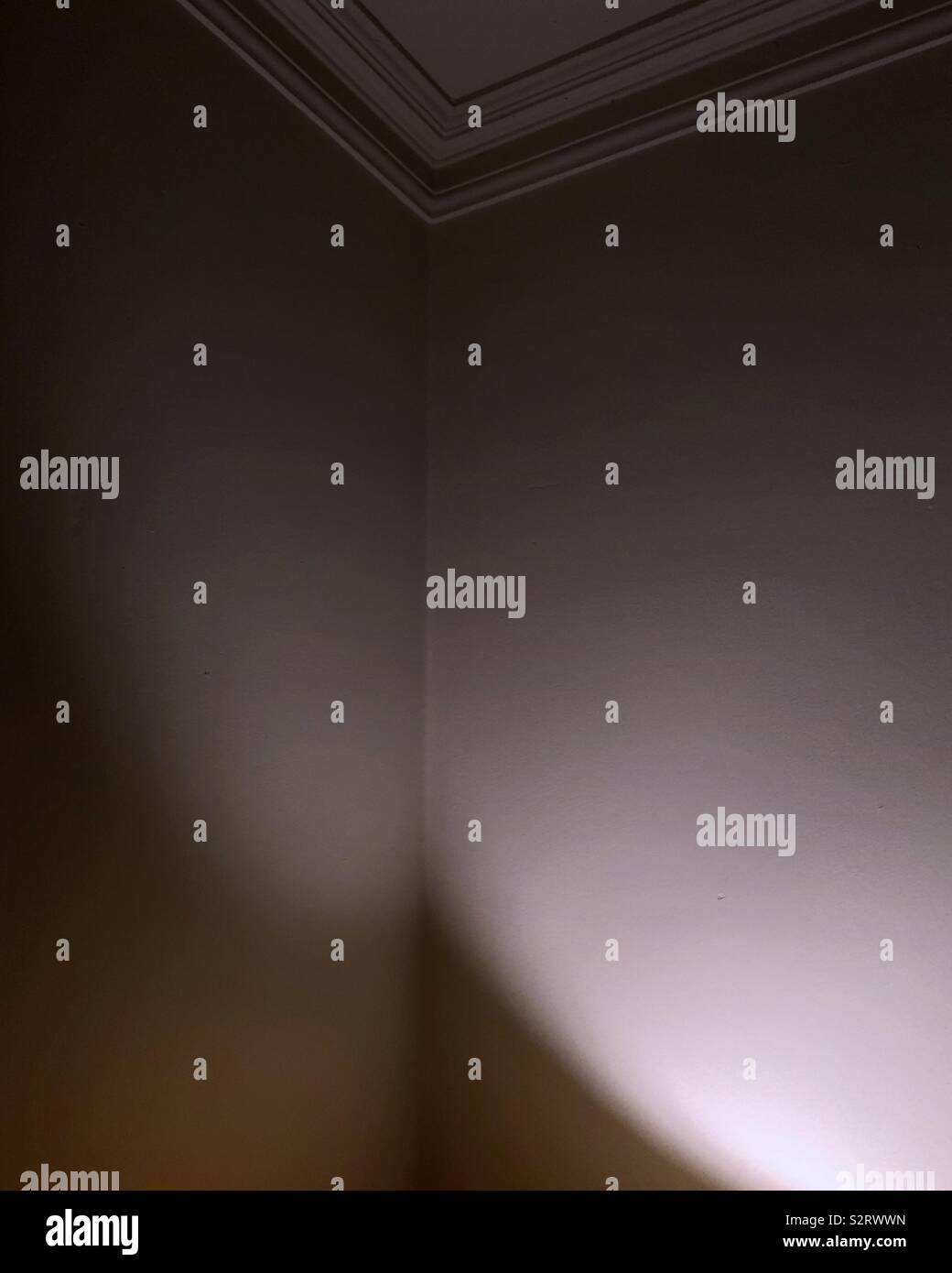 Schatten auf meinem Wohnzimmer an der Wand. Stockfoto