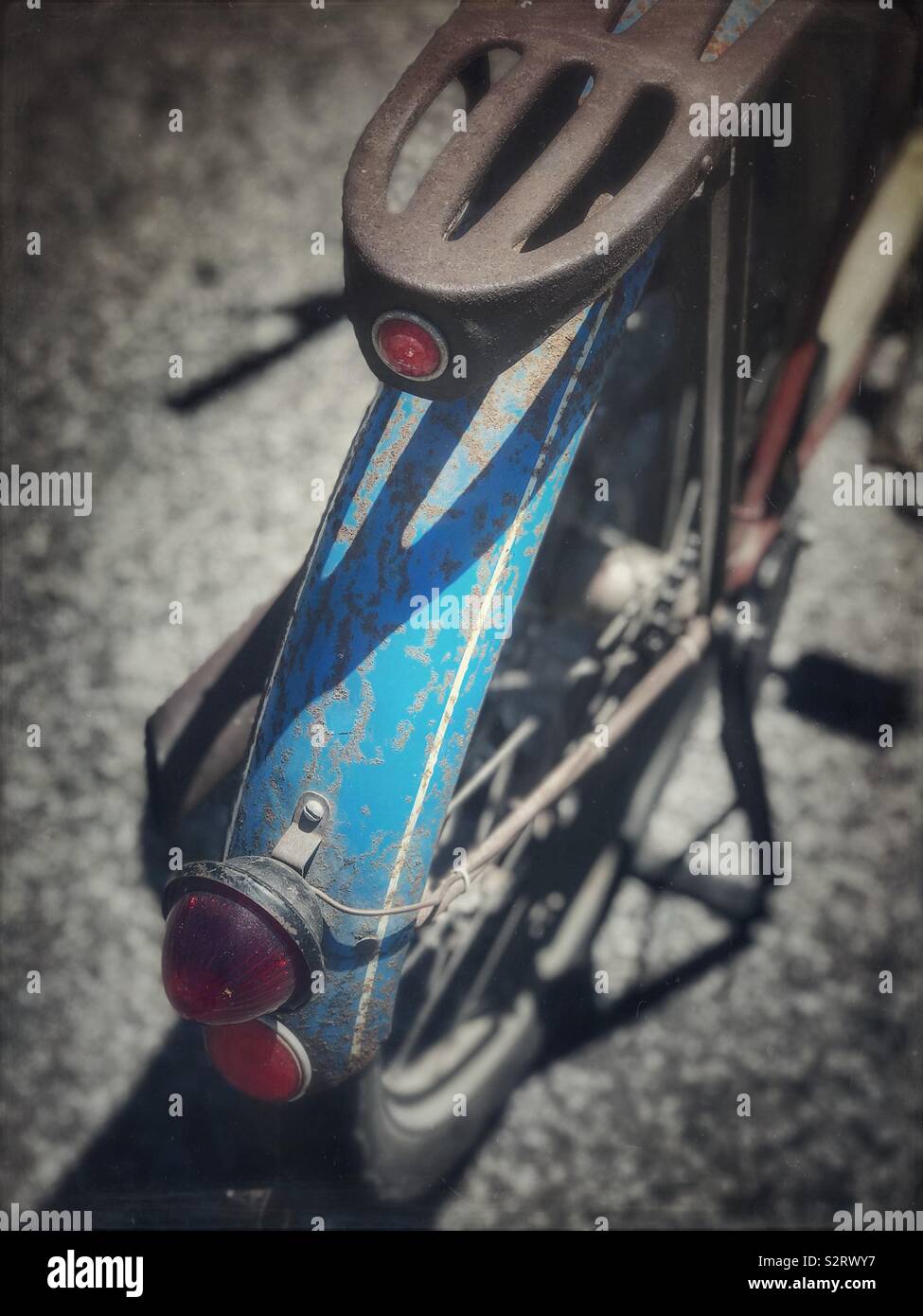 Der alte, rostblaue Whizzer Radfender Stockfoto