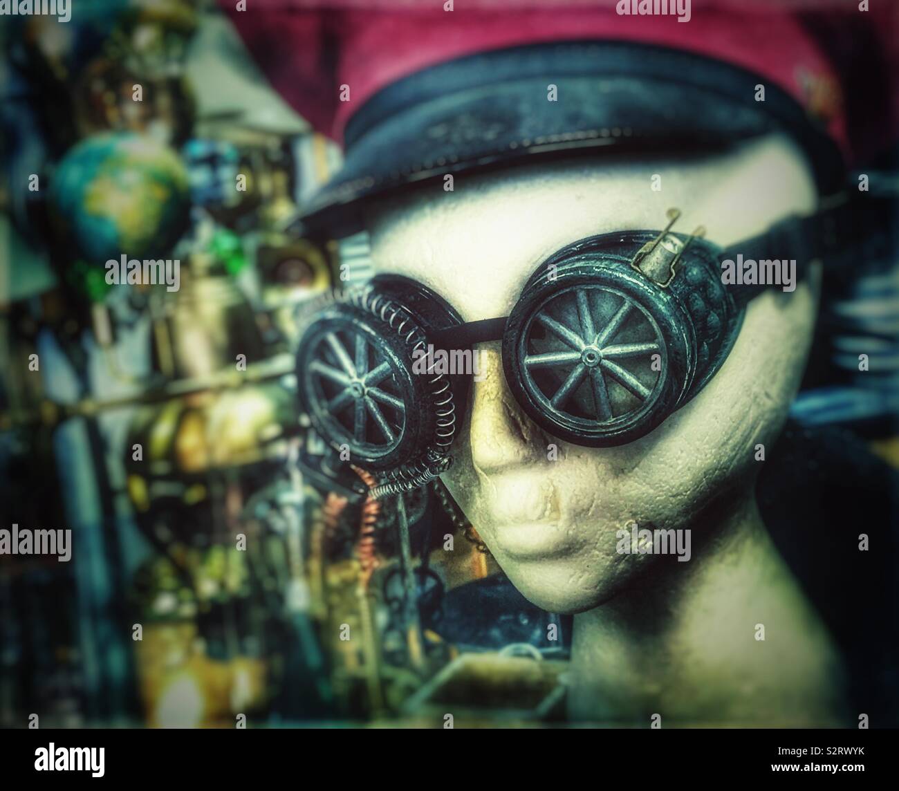 Steampunk goggles auf eine Schaufensterpuppe Kopf - Smartphone-aufgenommenes Stockfoto