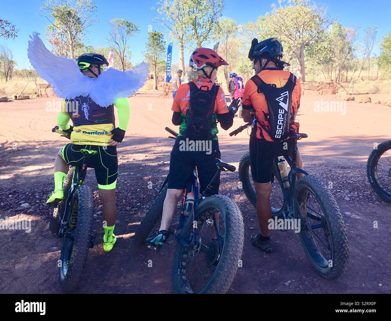 Radfahrer auf fat Bikes für Start der Gibb River Road Challenge Kimberley Westaustralien bereit. Stockfoto