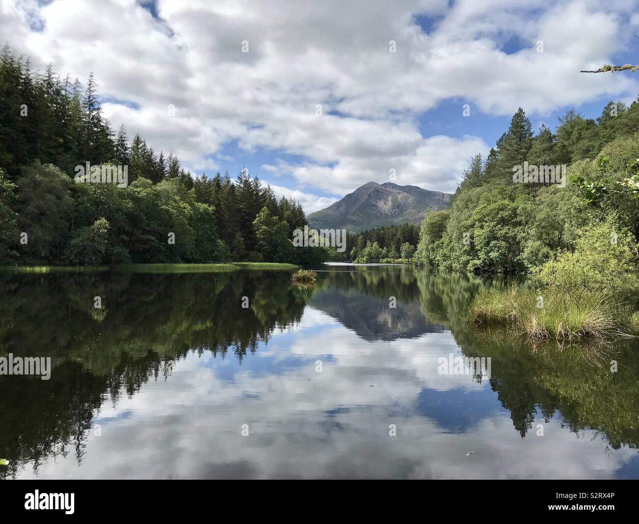 Reflexionen von Glencoe in einem LOCHAN an einem Sommertag erfasst Stockfoto