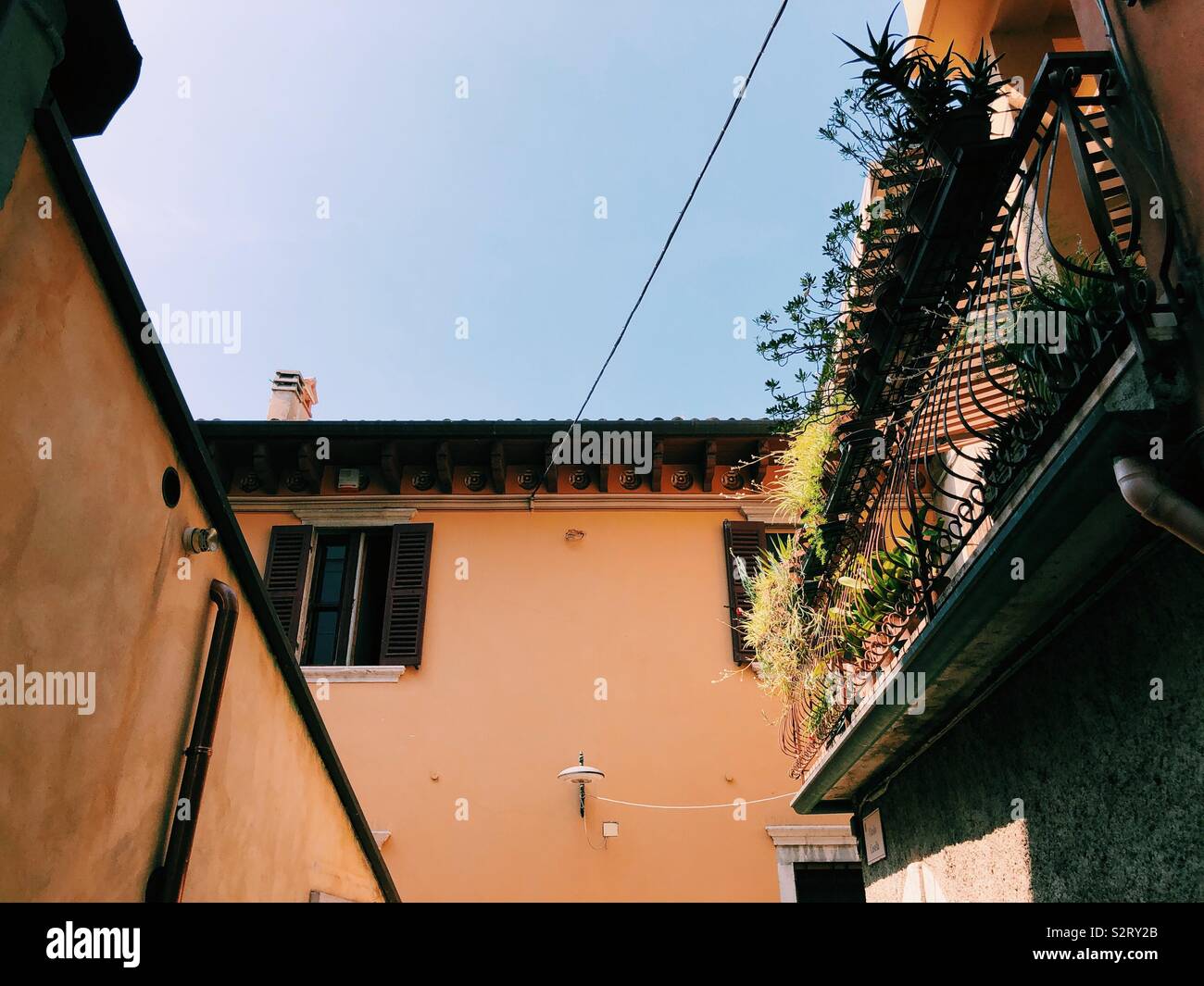 Blick auf die Wand in Italien mit Balkon Stockfoto