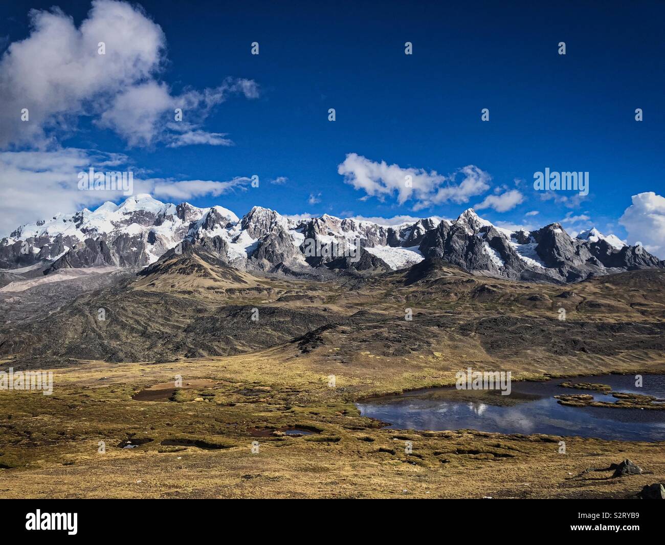 Schneebedeckte schneebedeckte Andengipfel Anden vom Interozeanischen oder Trans-oceanic Autobahn an seinem höchsten Punkt in Peru Peru in der Nähe von urcos auf 4850 m ü.M.. Stockfoto