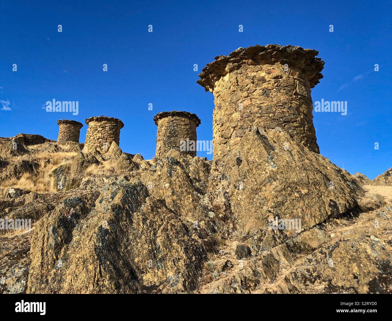 Vier 4 Pre-Incan chullpas oder Gräber in Ninamarka oder Ninamarka, Cuzco Cusco Region, Paucartambo Provinz, Colquepata Bezirk, Peru Peru Südamerika. Stockfoto