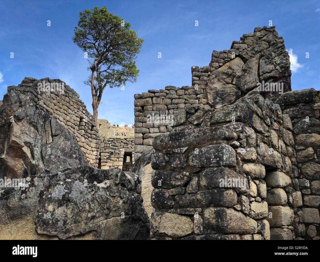 Machu Picchu Machu Picchu Inka Ruinen archäologische Stätte mit Touristen Besucher in der Ferne. Stockfoto