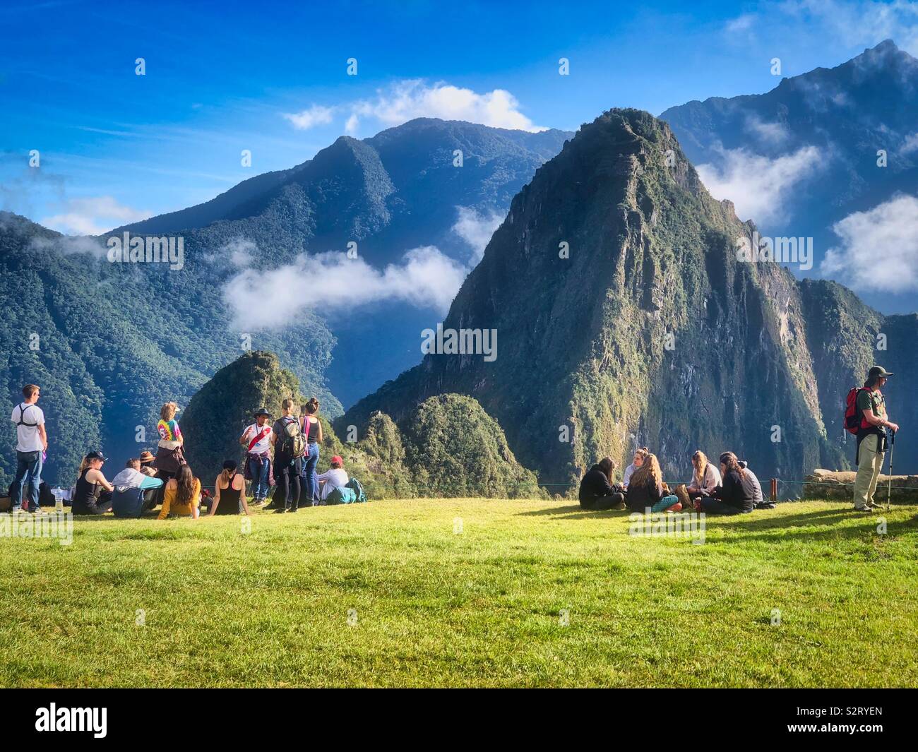Besucher Touristen in Machu Picchu Machu Picchu Inka Ruinen historischer Ort in den frühen Morgen. Der Gipfel des Huayna Picchu Wayna Pikchu ist im Hintergrund. Die verlorene Stadt der Inkas. Stockfoto