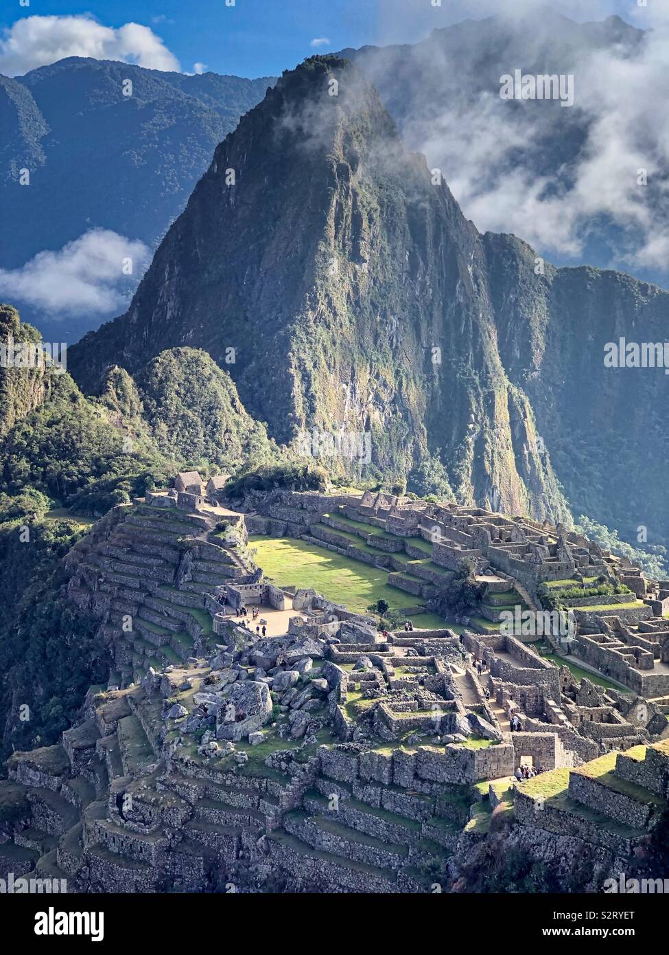 Machu Picchu Machu Picchu in der Morgendämmerung Sonnenaufgang mit dem Gipfel des Huayna Picchu Wayna Pikchu teilweise eingehüllt in Cloud. Peru Peru Inka Historical Site. Stockfoto