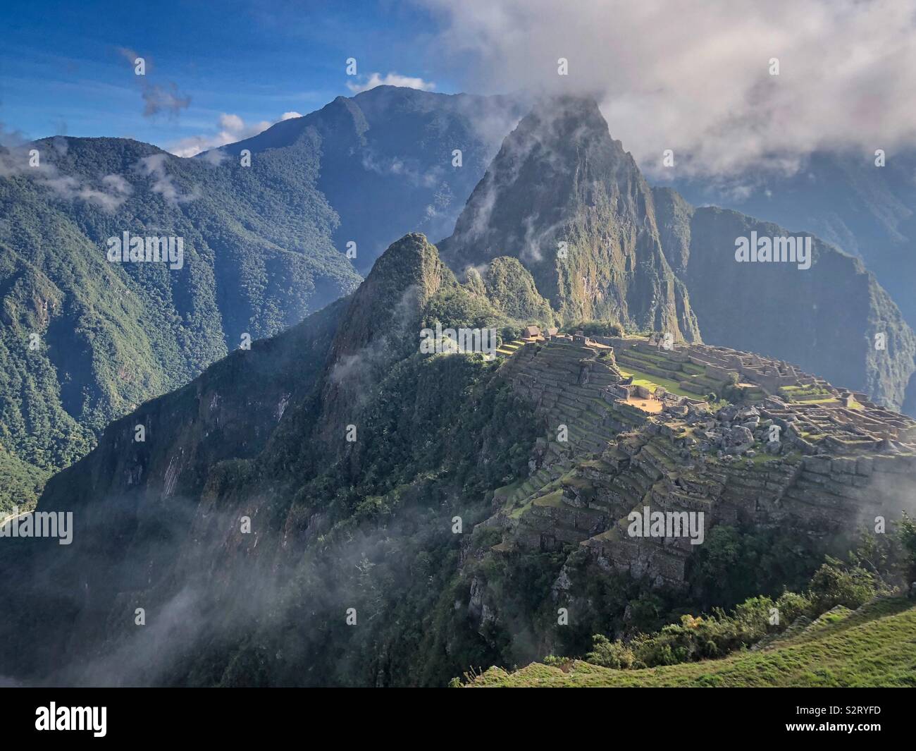 Eine misty Machu Picchu Machu Picchu kurz nach Sonnenaufgang mit dem Gipfel des Huayna Picchu Wayna Pikchu eingehüllt in Cloud. Die verlorene Stadt der Inkas. Stockfoto
