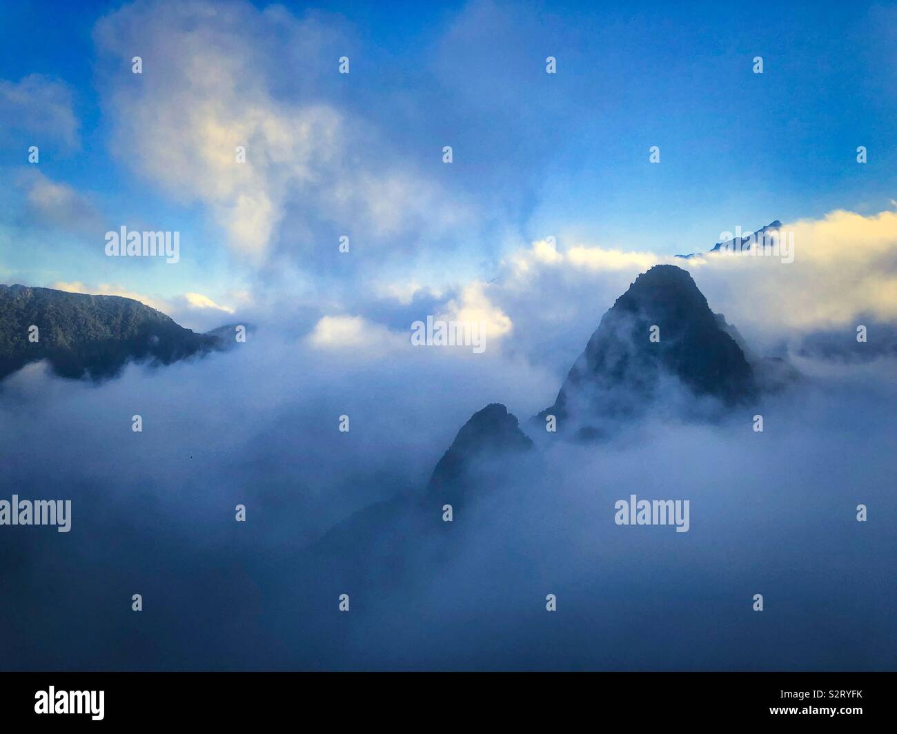 Der Gipfel des Huayna Picchu Wayna Pikchu ist über den Wolken bei Sonnenaufgang am Machu Picchu Machu Picchu, Peru Peru sichtbar. Die verlorene Stadt der Inkas. Stockfoto