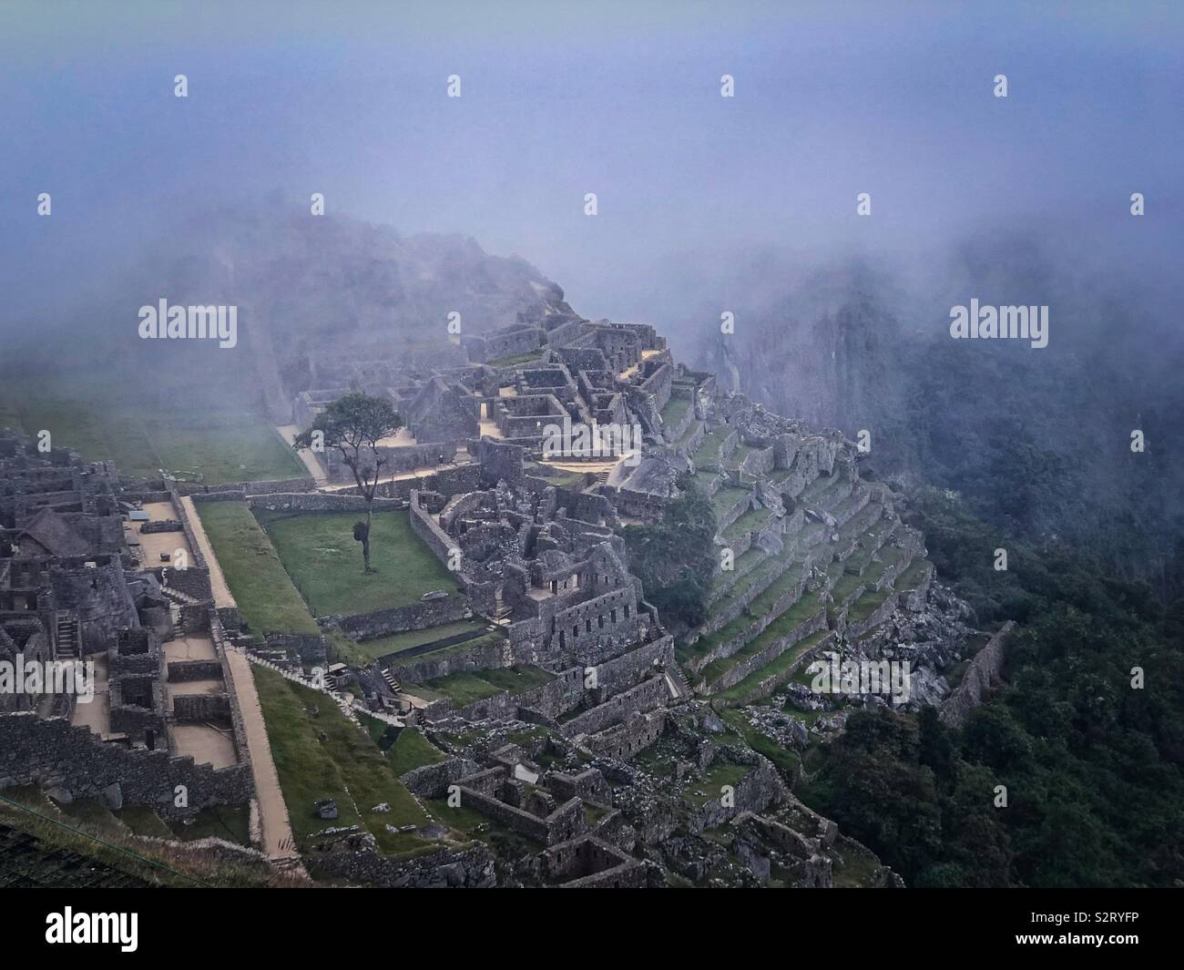 Machu Picchu Machu Picchu am frühen Morgen, Nebel und Wolken. Die verlorene Stadt der Inkas. Peru Peru. Stockfoto