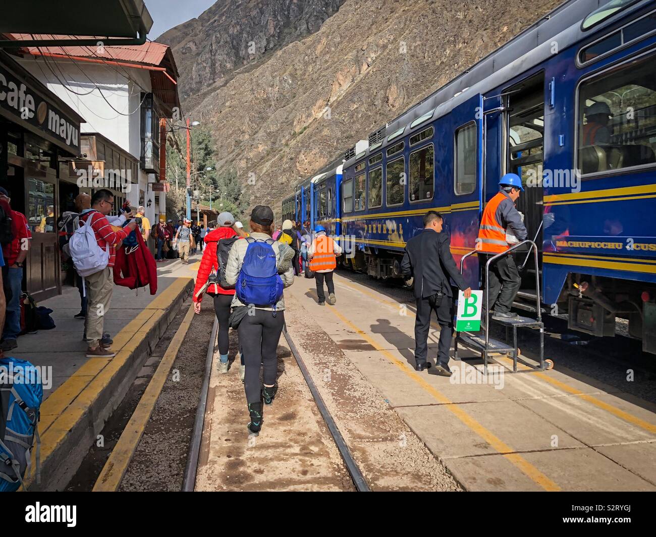 Passagiere warten, bis es als Mitarbeiter der Perurail Bahn Rail Service Vorbereiten von Ollantaytambo nach Aguas Calientes (Machu Picchu Machu Picchu Pueblo). Peru Peru Südamerika. Stockfoto