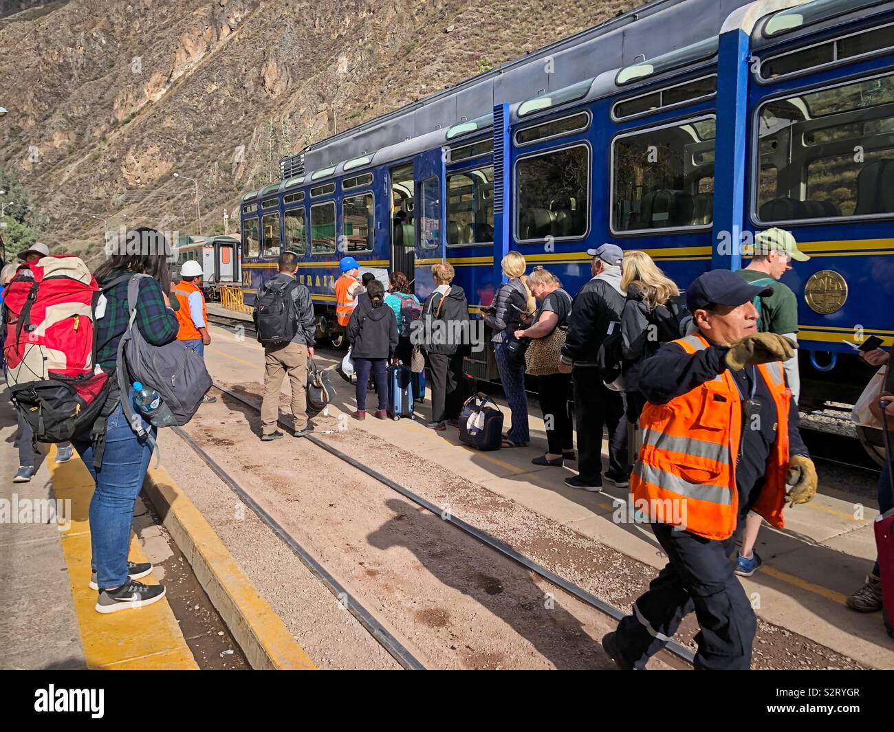 Die Passagiere an Bord des Warteschlange Perurail Zug von Ollantaytambo nach Aguas Calientes (Machu Picchu Machu Picchu Pueblo), Peru Peru. Stockfoto