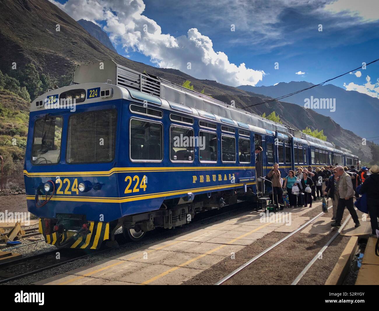 Die Fluggäste eine Perurail Zug Zug von Ollantaytambo nach Aguas Calientes (Machu Picchu Machu Picchu Pueblo), Peru Peru. Stockfoto