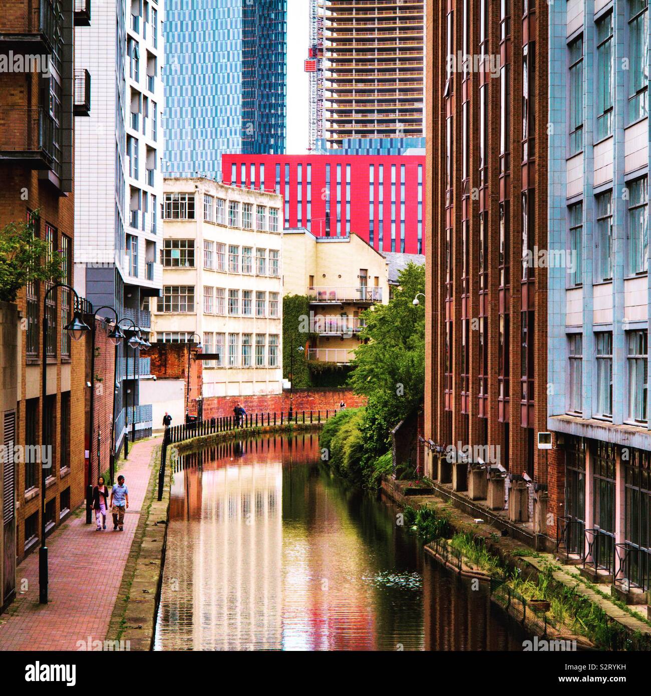 Der Fluss Medlock in der Nähe von Oxford Straße im Stadtzentrum von Manchester England England - Smartphone-aufgenommenes Stockfoto