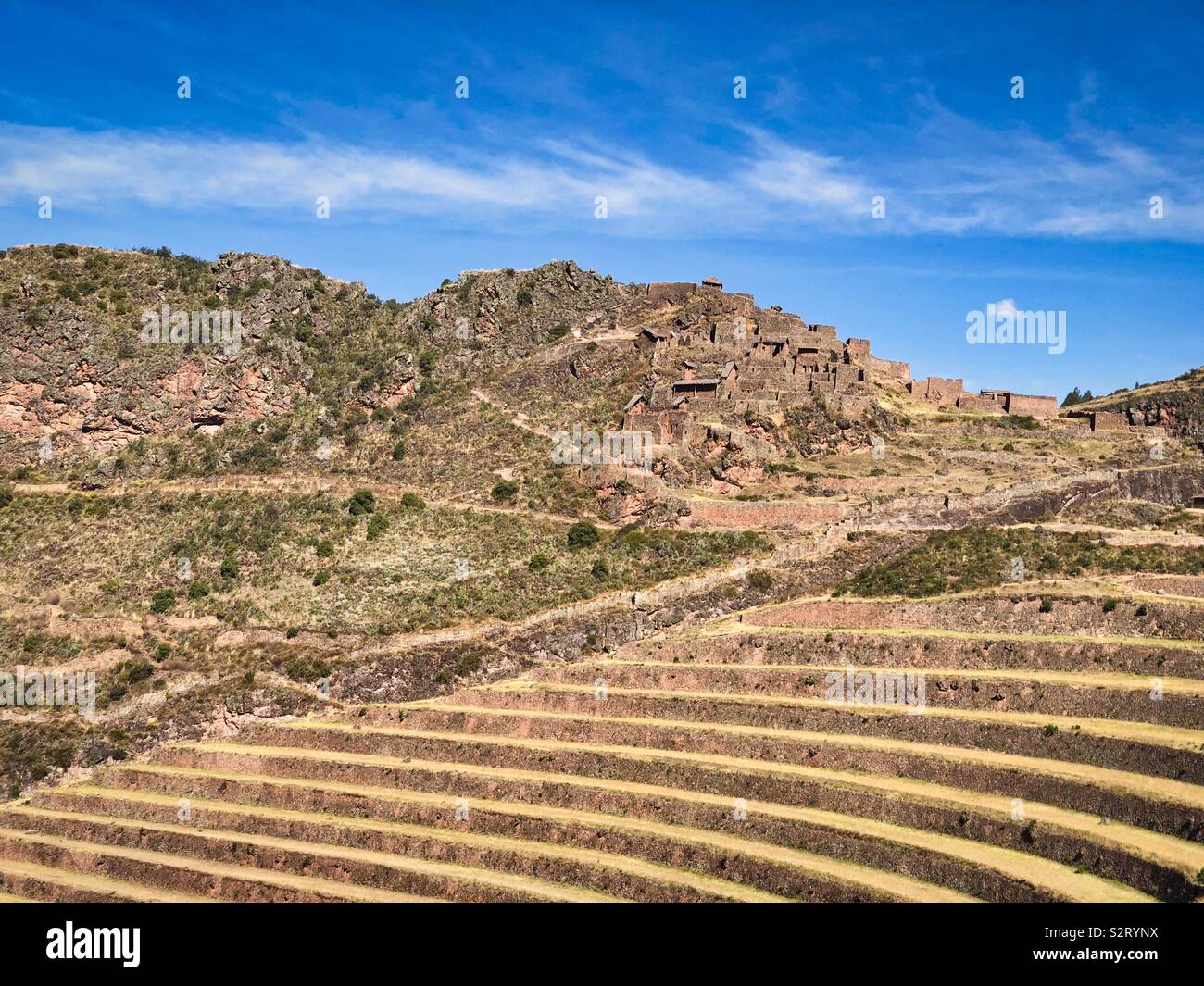 Horizontale Querformat. Landwirtschaftlichen Terrassen Terrassen vor der verfallenen Gebäude im Inca Pisaq Pisaq Písac Inka peruanischen Inka archäologische Stätte. Stockfoto