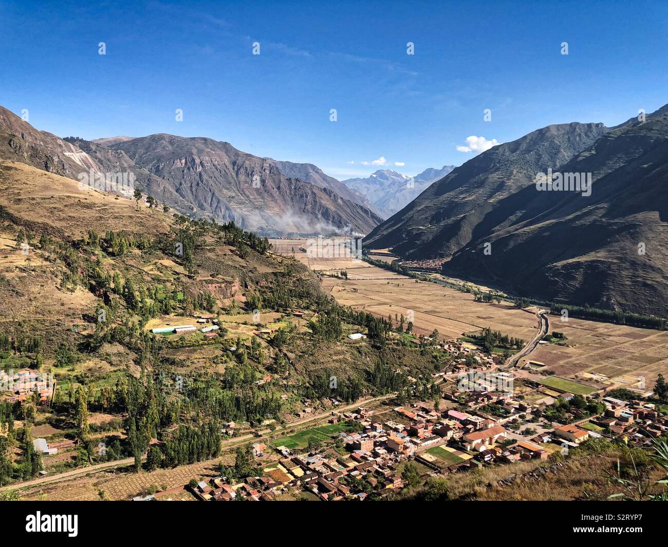 Blick nach unten in das Heilige Tal der Inkas nach Pisac Písac Pisaq von Mirador Taray Sicht in den peruanischen Anden. Stockfoto