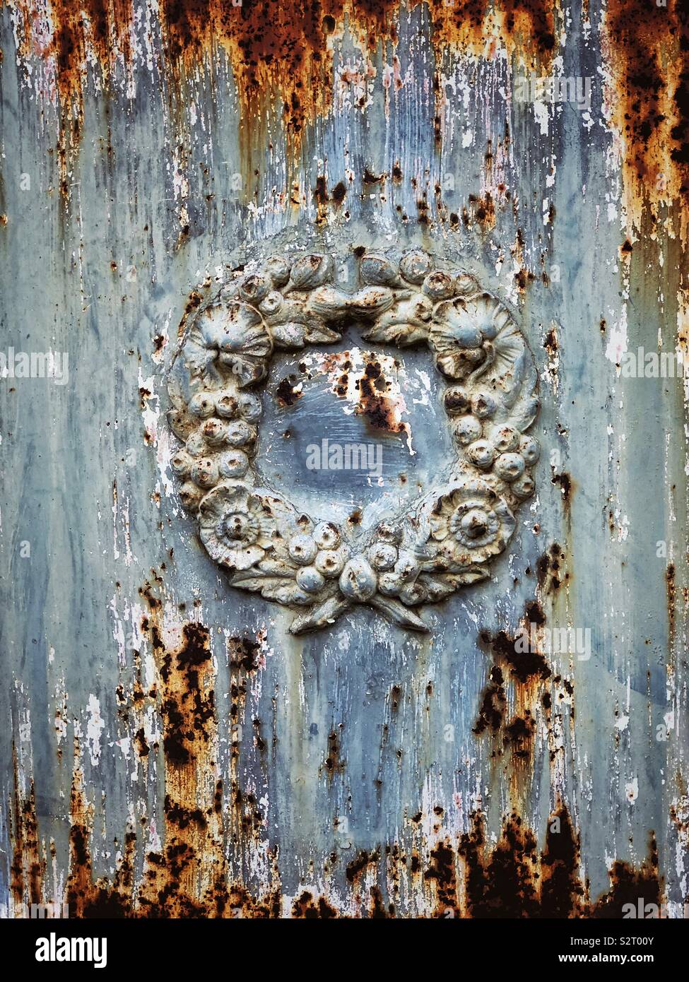 Aufwändige rostiges Metall relief Detail auf der Tür an einem der Gräber im Friedhof Père Lachaise in Paris. Stockfoto