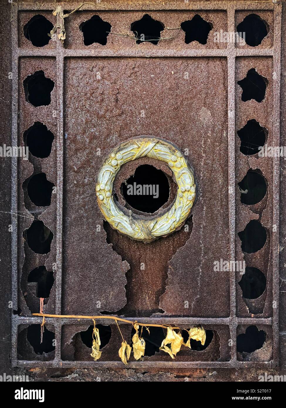 Aufwändige rostiges Metall relief Detail auf der Tür an einem der Gräber im Friedhof Père Lachaise in Paris. Stockfoto