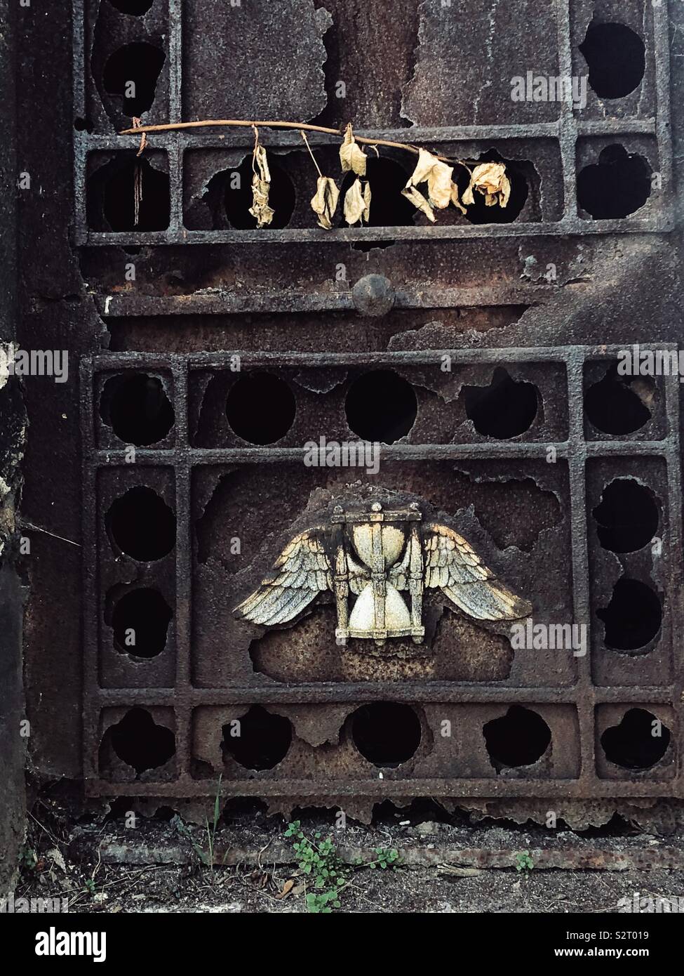 Aufwändige rostiges Metall relief Detail auf der Tür an einem der Gräber im Friedhof Père Lachaise in Paris. Stockfoto