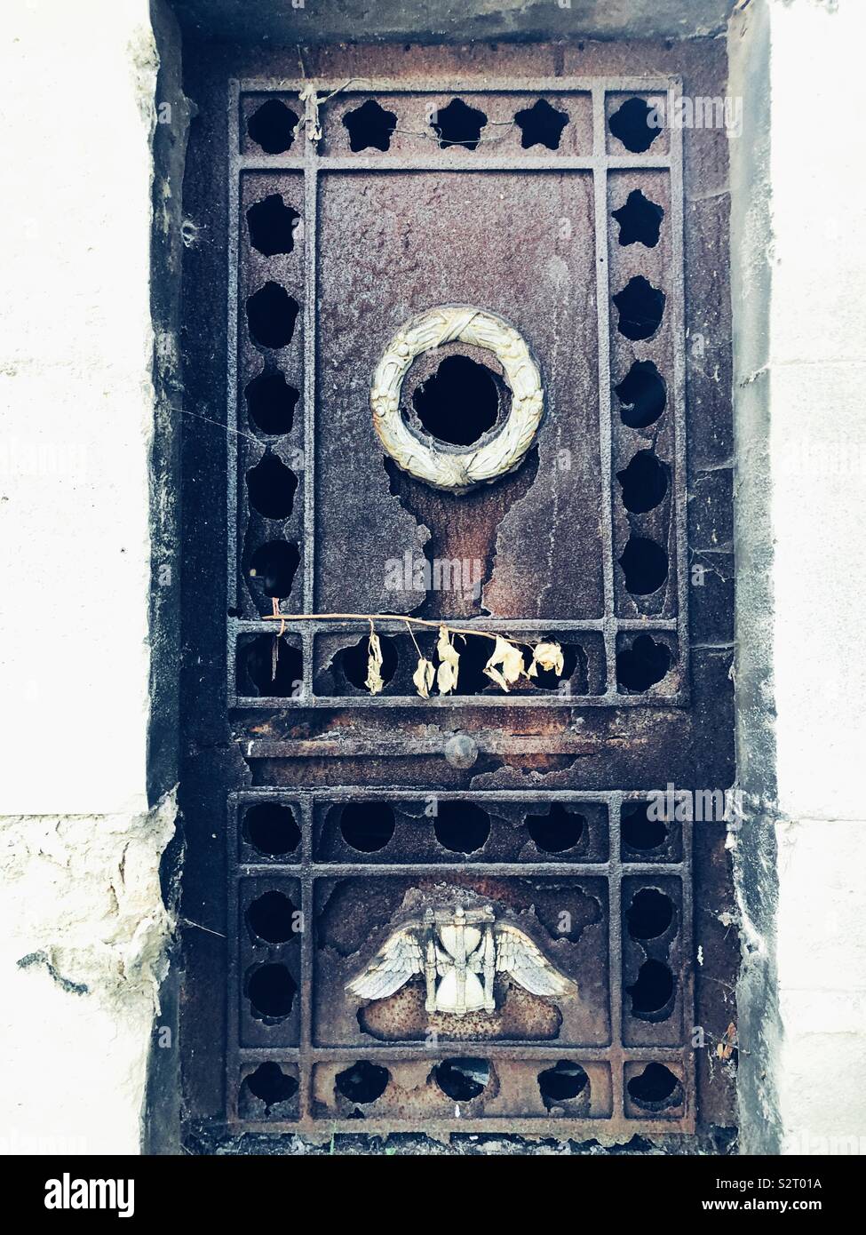 Aufwändige rostiges Metall relief Detail auf der Tür an einem der Gräber im Friedhof Père Lachaise in Paris. Stockfoto