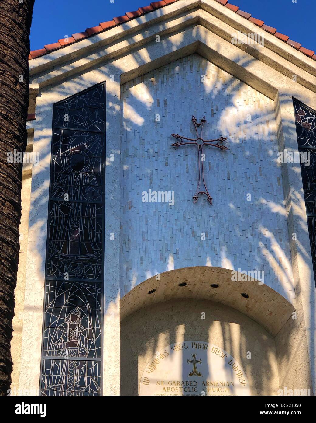 Palmen Schatten explodiert über dem vorderen einer Kirche Stockfoto