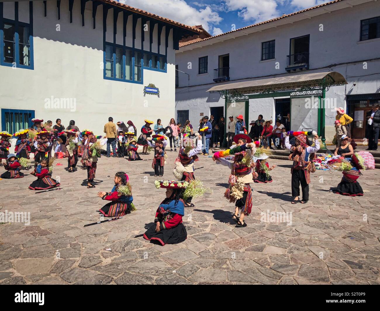 Farbenfroh gekleideten peruanischen Kinder üben üben üben ihren Tanz für das Inti Raymi oder Inti Raymi' rata Sun Festival für die Wintersonnenwende in Cuzco Cuzco Peru Peru. Stockfoto