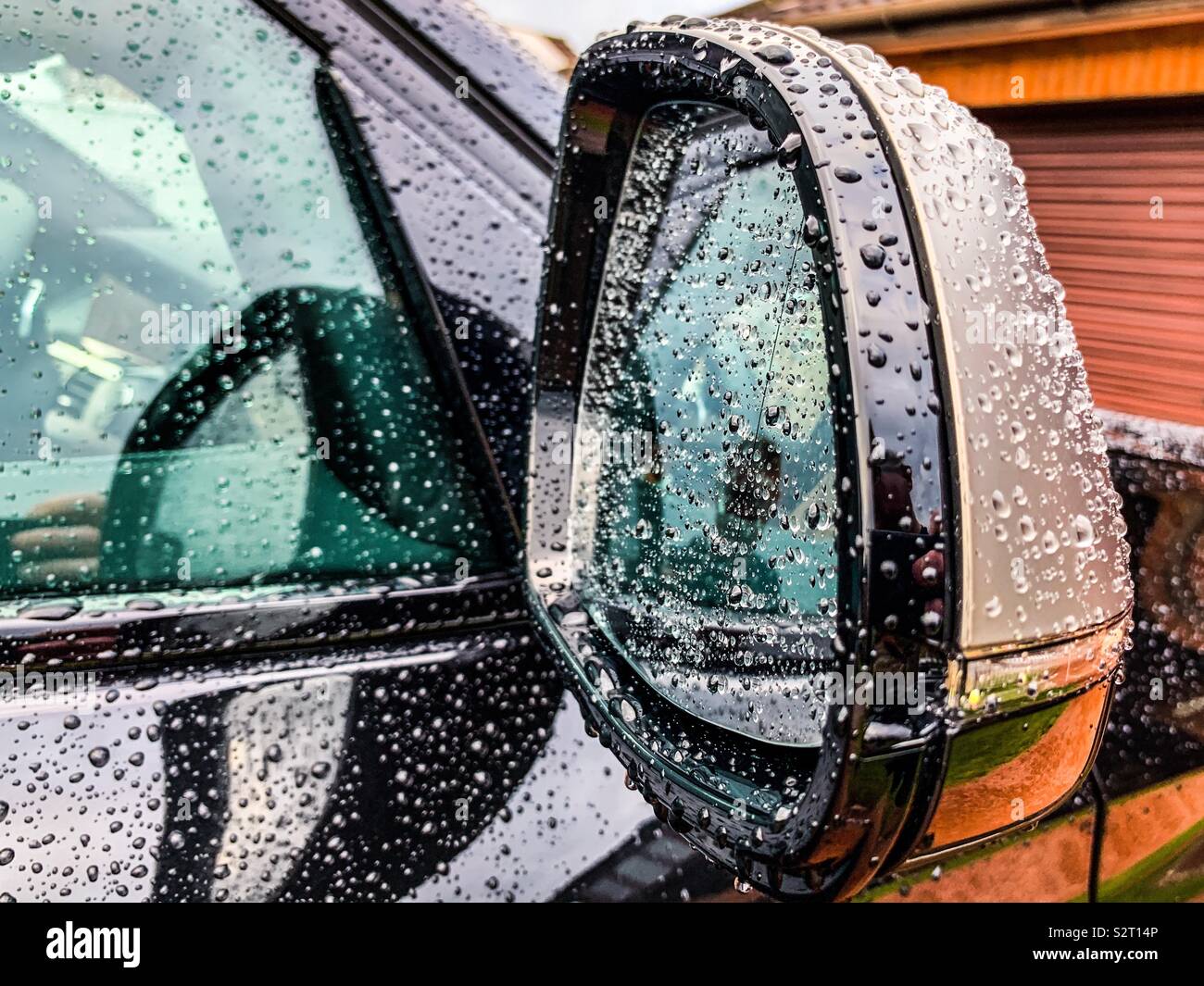 Regen am Auto Rückspiegel Stockfoto