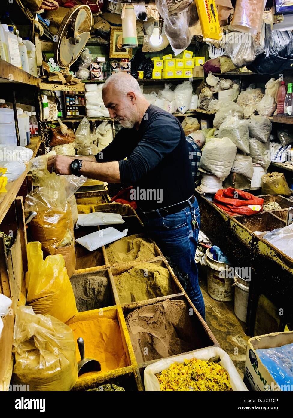 Eine bunte Spice Shop im muslimischen Viertel in der Altstadt von Jerusalem. - Smartphone-aufgenommenes Stockfoto