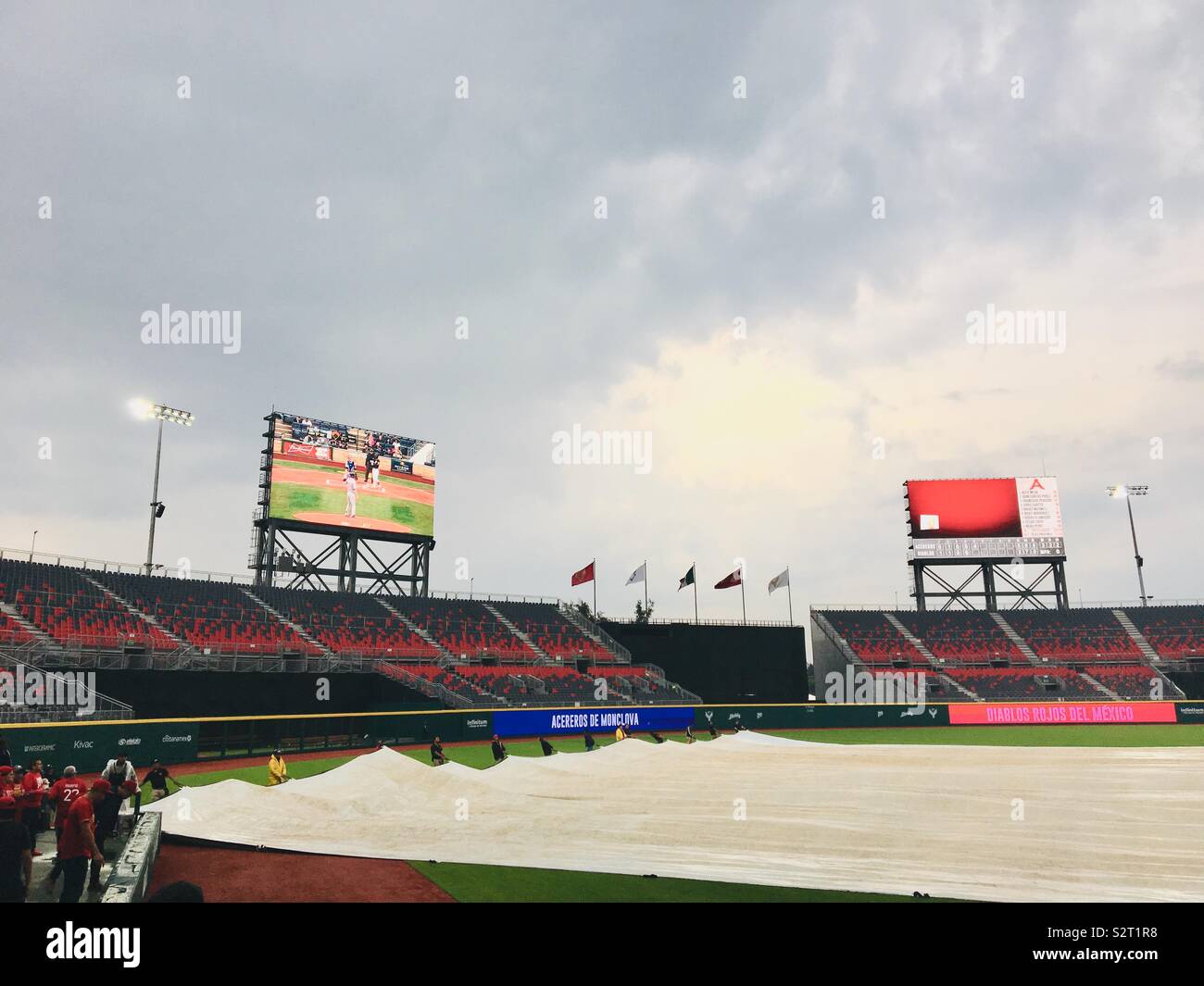 Regen verzögert. Alfredo Harfe Helú, Red Devil Baseball Stadium. Mexiko Stadt. Stockfoto