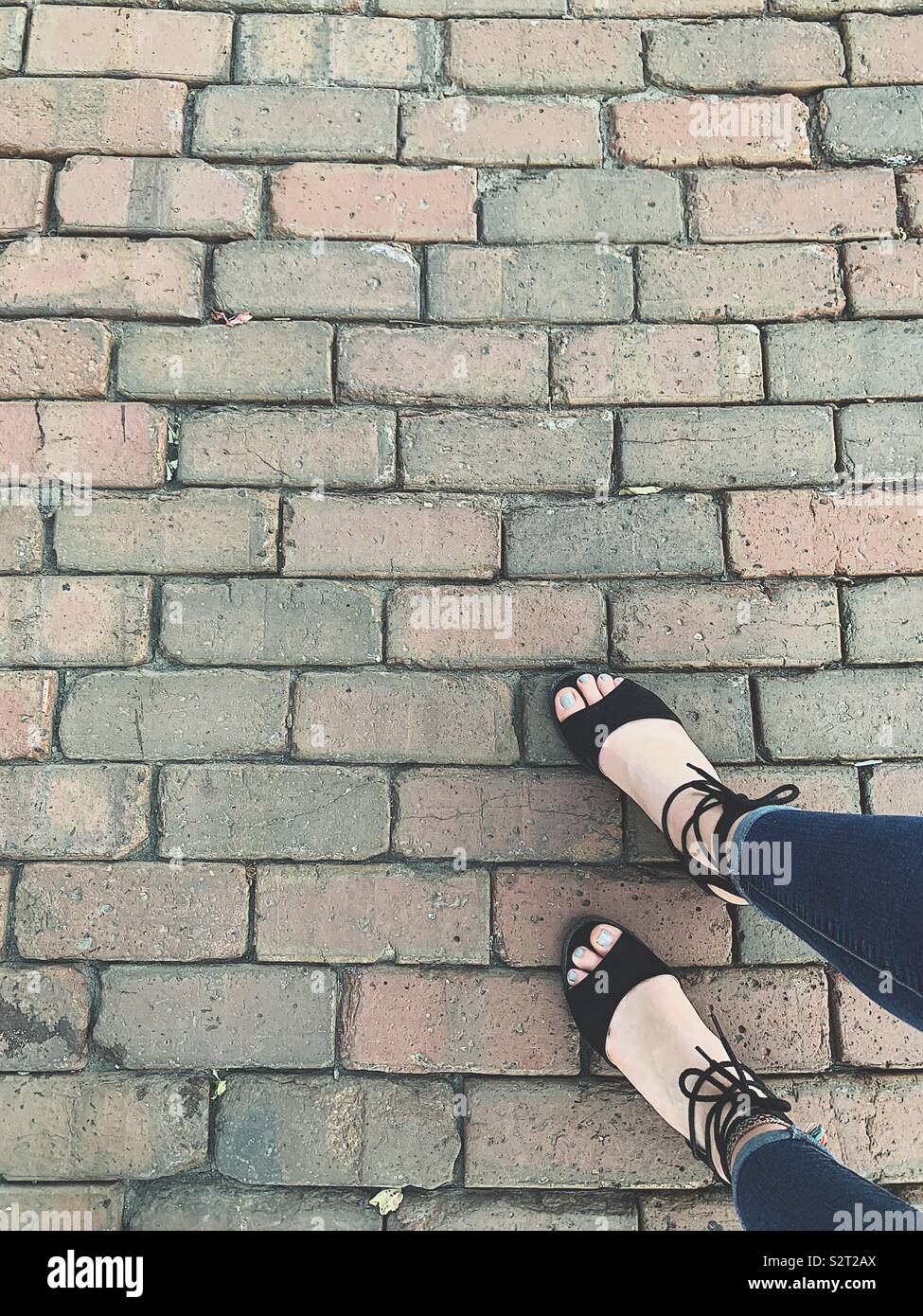 Mädchen Füße in Sandalen laufen auf Stein Pflaster Stockfotografie - Alamy