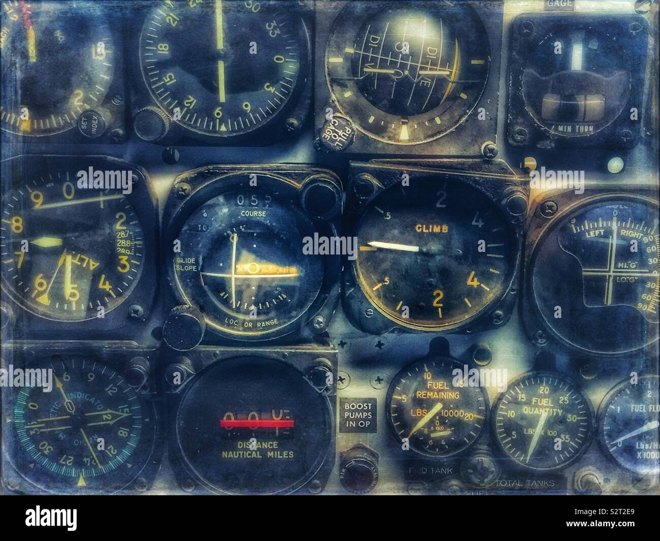 Panel von Anzeigen auf einem Vintage Military Aircraft - Smartphone-aufgenommenes Stockfoto