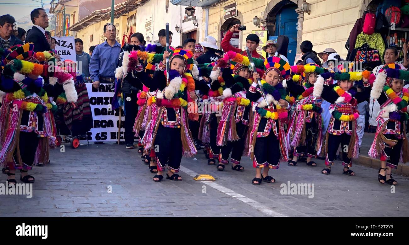 Peruanische Kinder in bunten Trachten, die ihre Inti Raymi oder Inti Raymi' rata Sun Festival Parade, ein Inka Feier in Cuzco Cuzco Peru Peru. Stockfoto