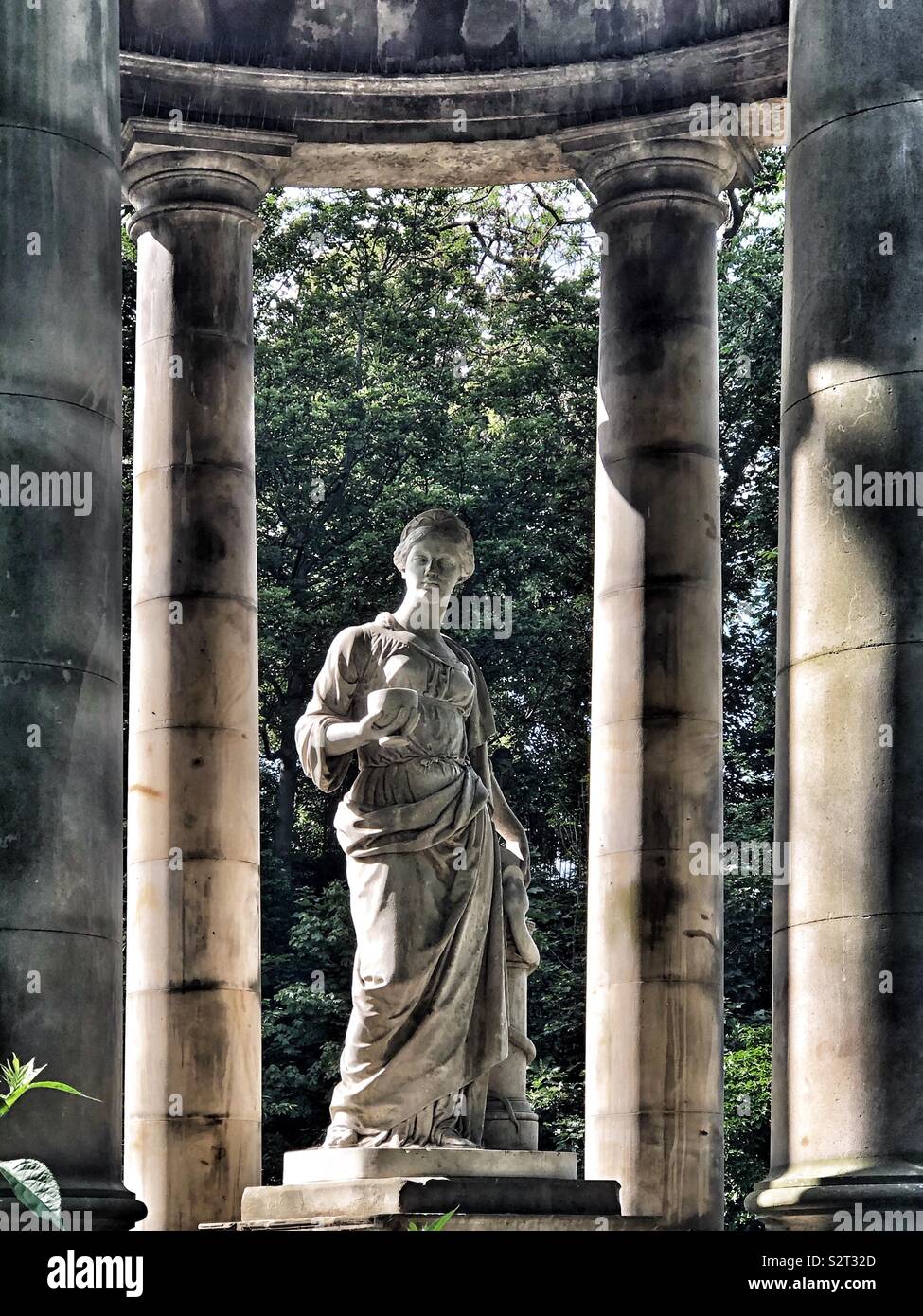 St Bernard gut Statue von Hygieia, Edinburgh - Smartphone-aufgenommenes Stockfoto
