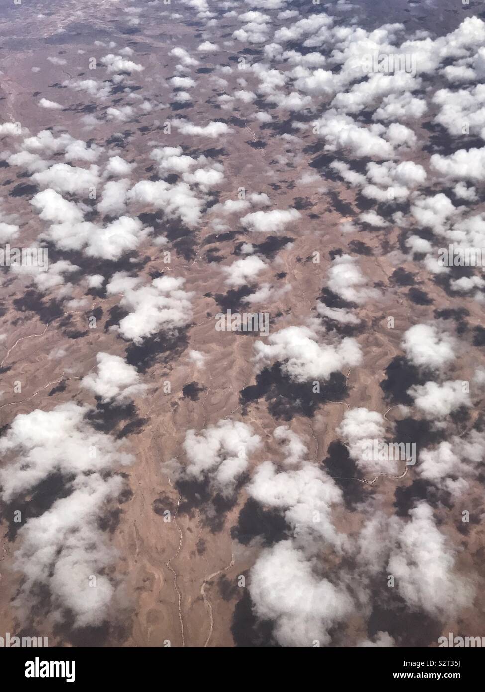 Luftaufnahme von einer Landschaft bedeckt mit Wolken suchen wie Baumwolle - Smartphone-aufgenommenes Stockfoto
