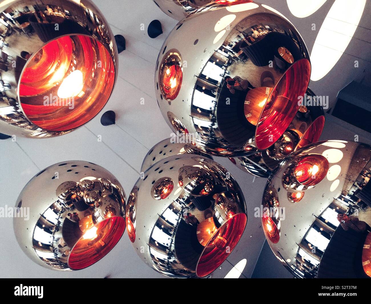 Moderne Lampen von der Decke hängen im Hotel in Reykjavik. Stockfoto