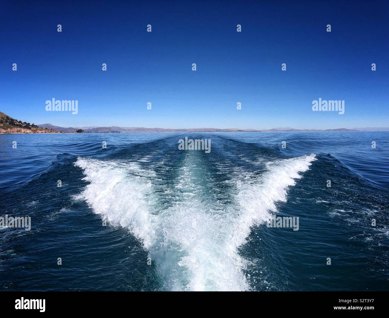 Schnellboot wake am Titicacasee Peru Peru. Stockfoto
