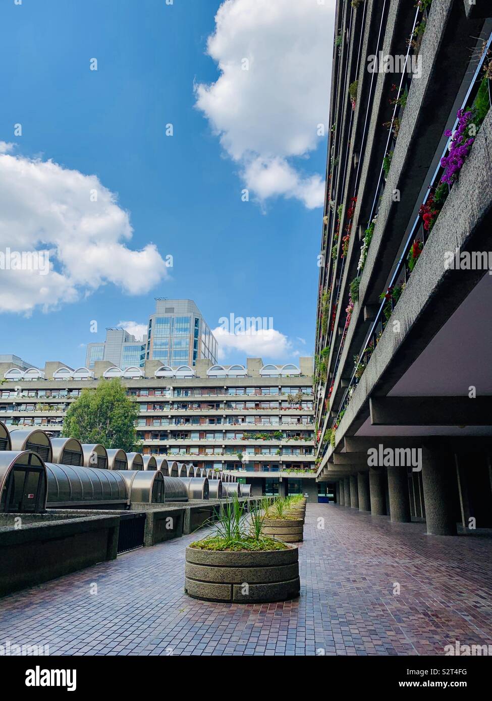 London, Großbritannien - 16 Juli 2019: Das Barbican, Moorgate Kunst und Wohnungen in der City von London. - Smartphone-aufgenommenes Stockfoto