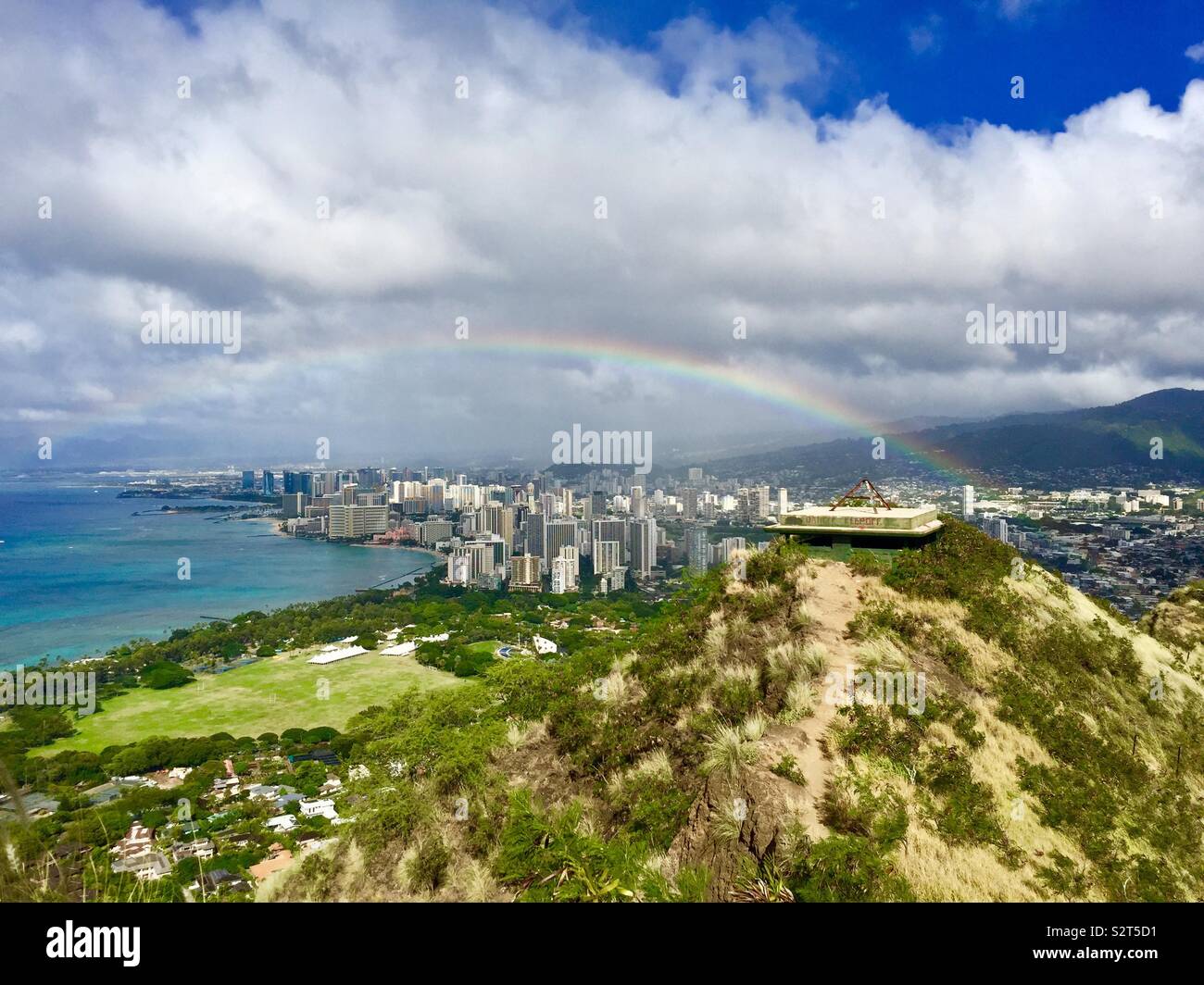 Regenbogen über Honolulu Hawaii Stockfoto