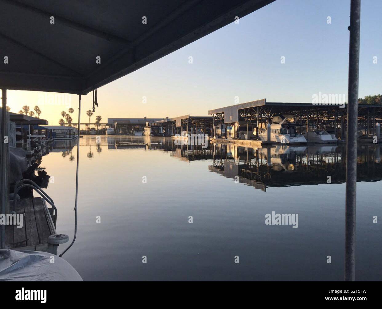 Discovery Bay, Kalifornien. Nordkalifornien. Den Sonnenaufgang unter Wasser und viele Boote an der Marina, während im Wasser widerspiegelt. Stockfoto